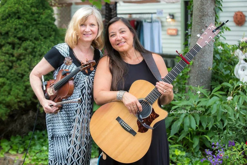 Fiddler Heather Swanson joins Kim Moberg. Julia Cumes photo